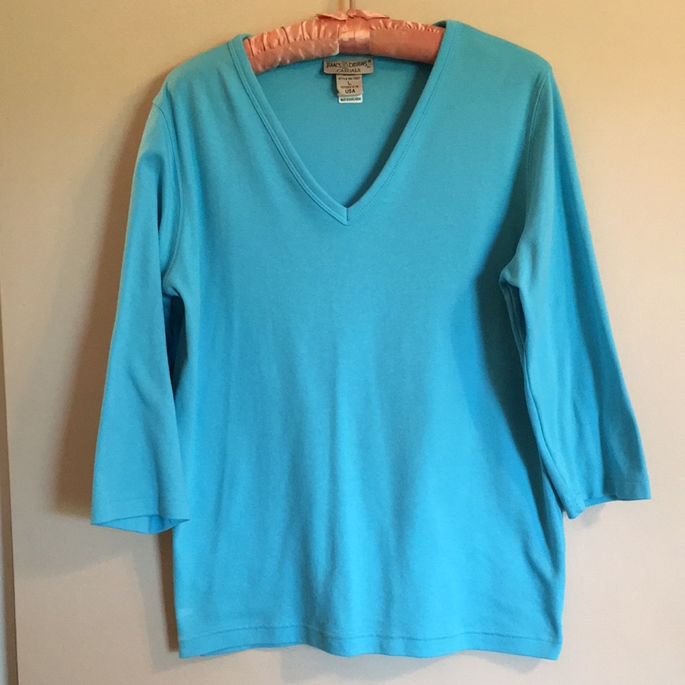 Pretty V neck turquoise three quarter length sleeve tee, excellent condition!